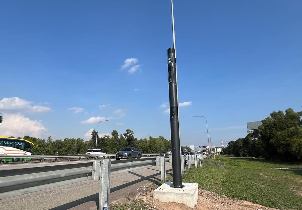 Nampak macam tiang lampu je kan? Tapi jangan tersilap ini kamera