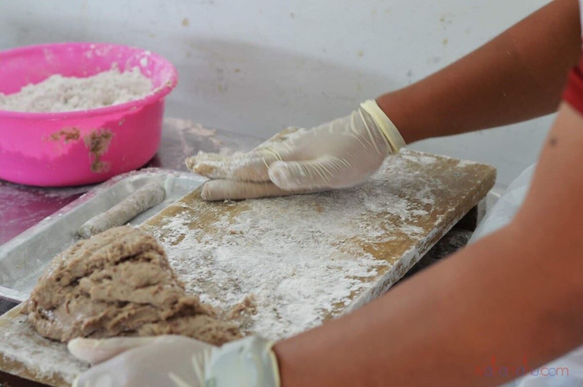 Isi ikan diuli dan dibentukkan jadi bentuk panjang