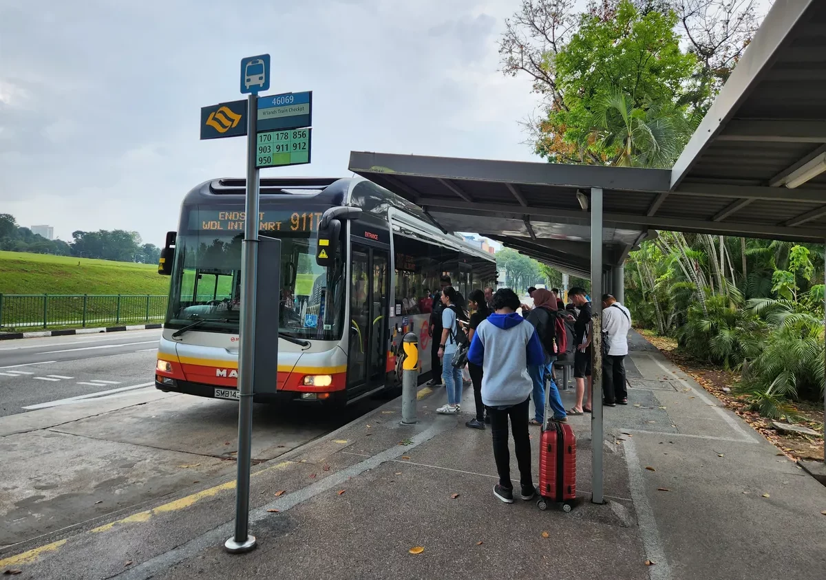 Naik bas untuk ke hentian MRT dan memulakan perjalanan anda