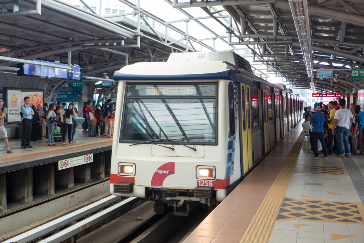 Jom naik public transport! Sama-sama kita kurangkan memandu jimat tenaga dan masa
