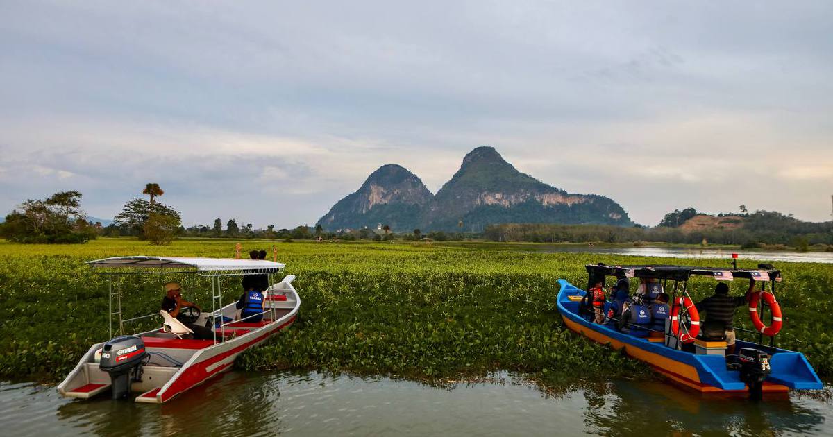 Tasik popular yang anda boleh naik bot untuk pusing sekeliling kawasannya