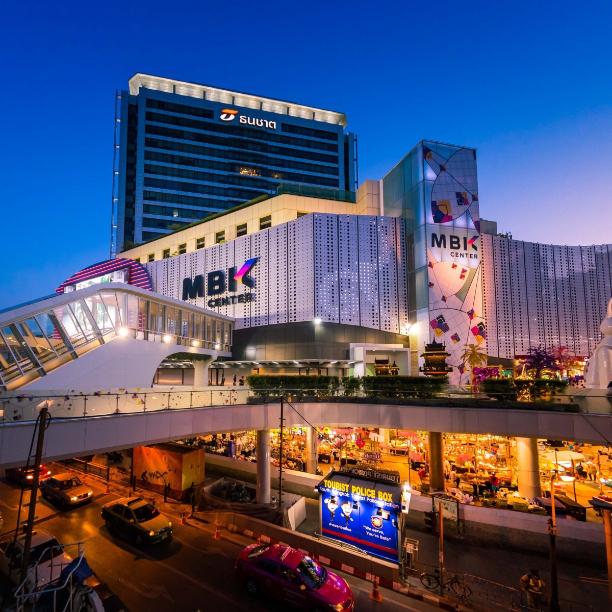 Di sini pula menjual pelbagai barang elektronik