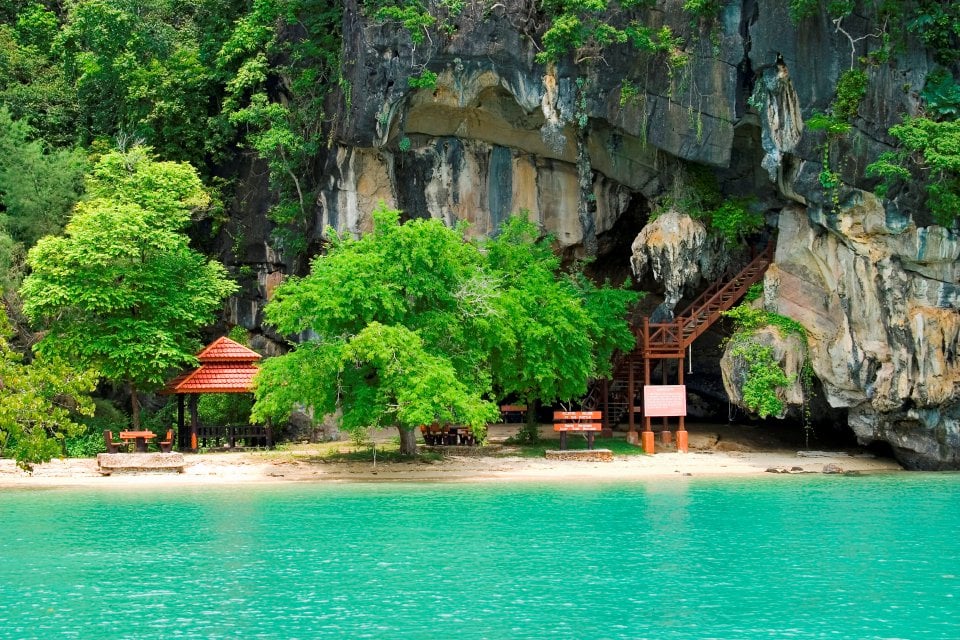 Ada pantai, sawah padi dan macam-macam lagi