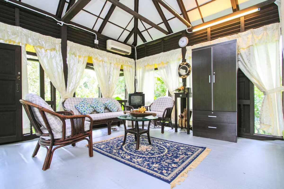 Walaupun rumah kampung di luar, dalamnya moden