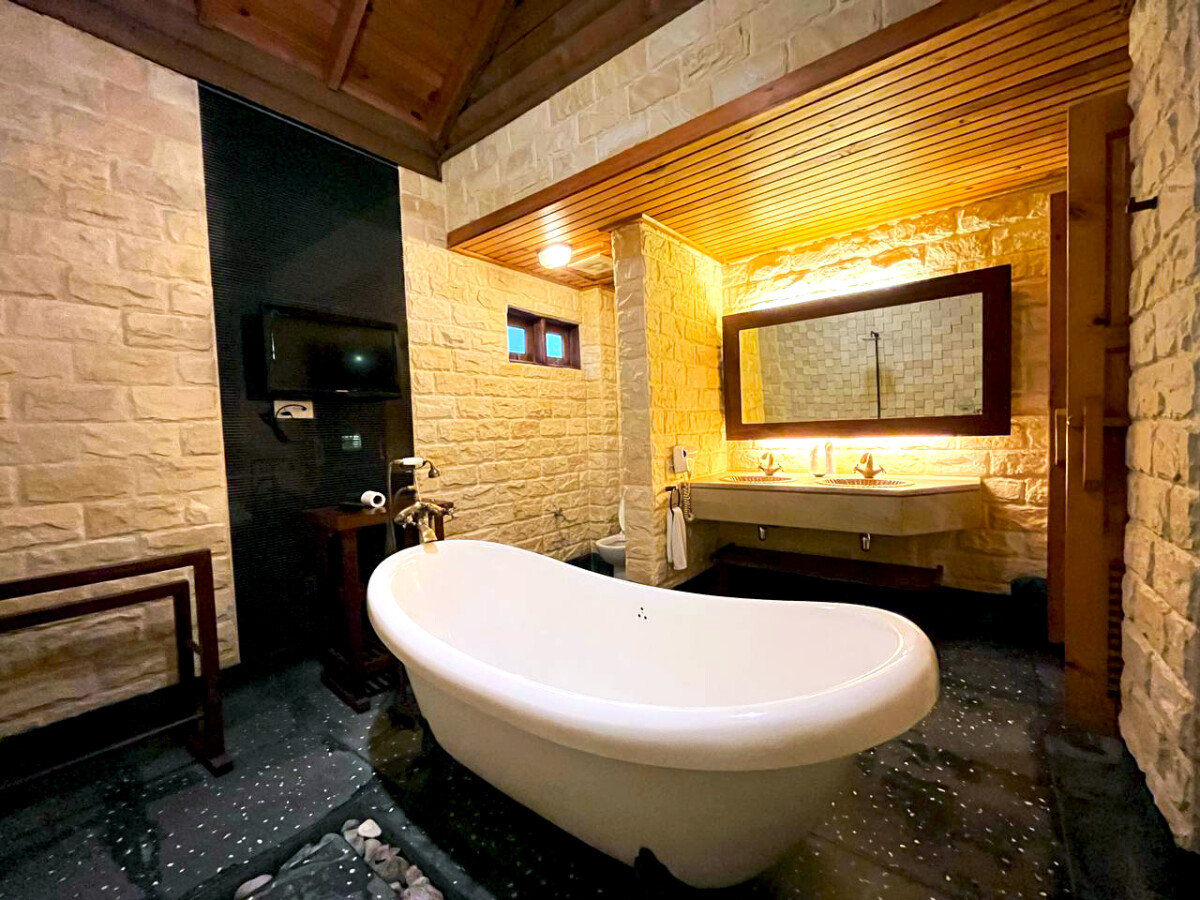 Selain itu terdapat tab mandi untuk keselesaan anda