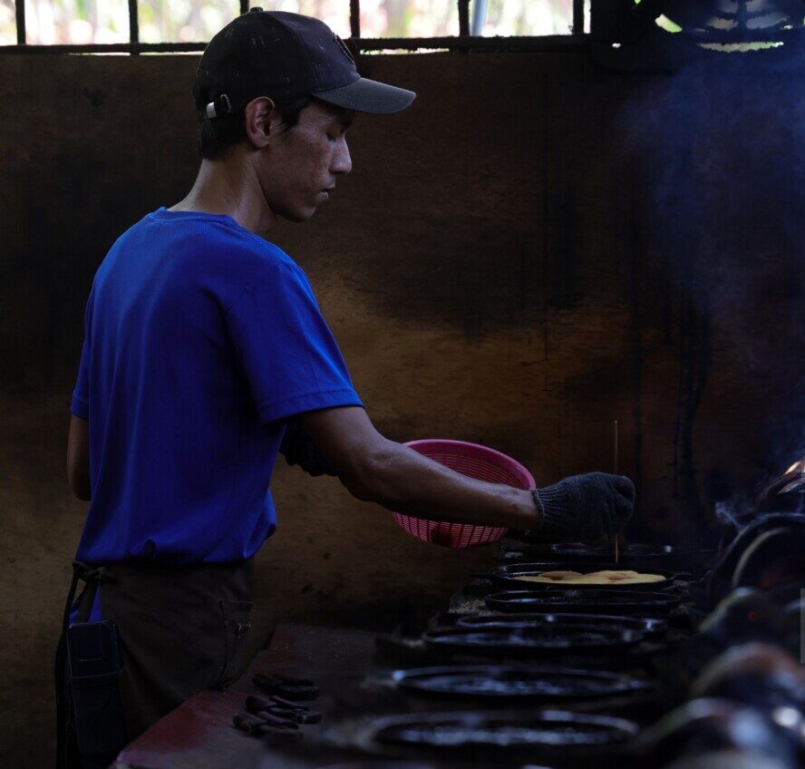 Syahrul tekad untuk mempelihara cara pembuatan kuih secara tradisional