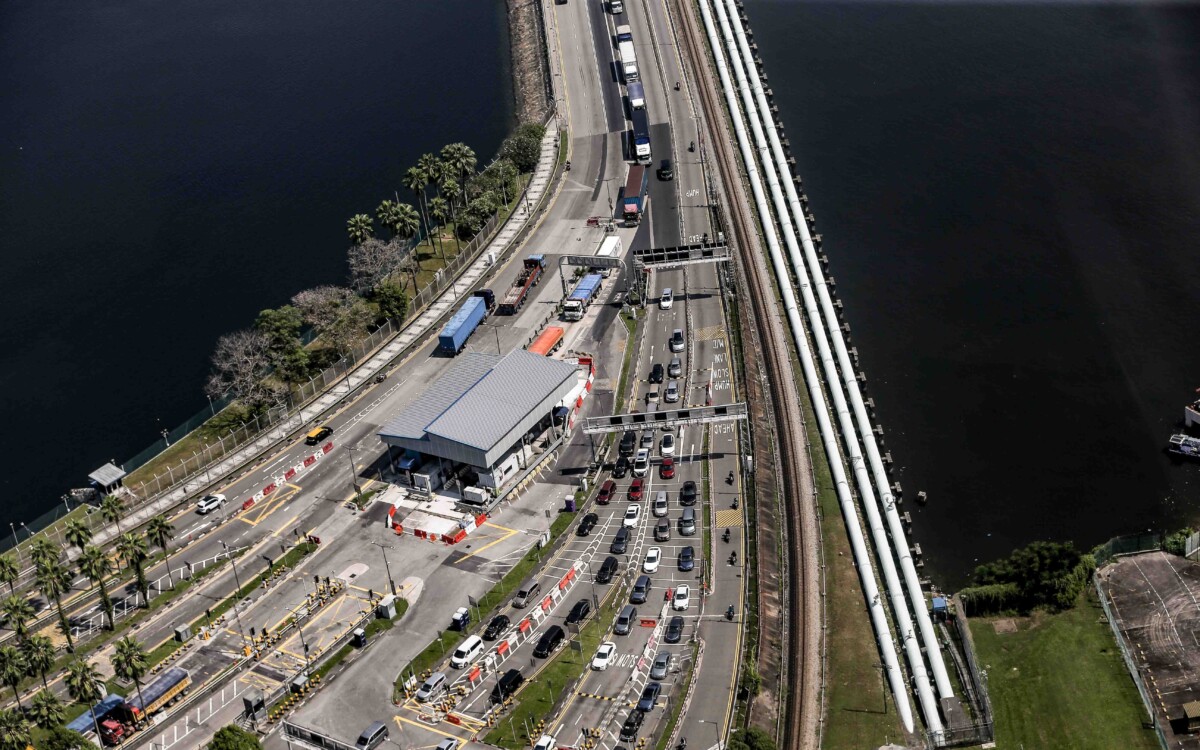 Rupanya senang je nak ke Singapura, tak perlulah nak bersesak macam ni kan?