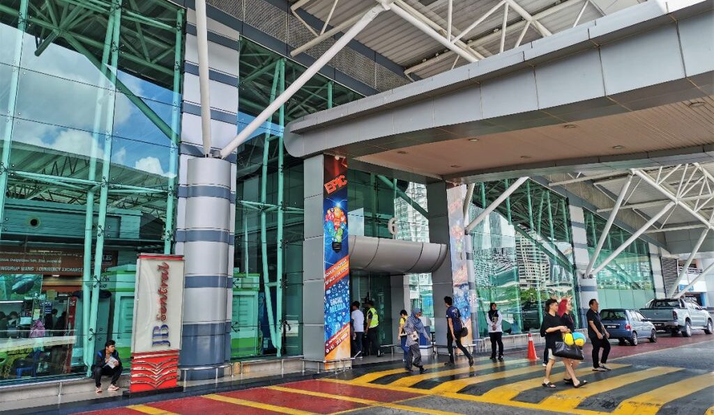 Datang awal supaya tidak perlu beratur lama di JB Sentral