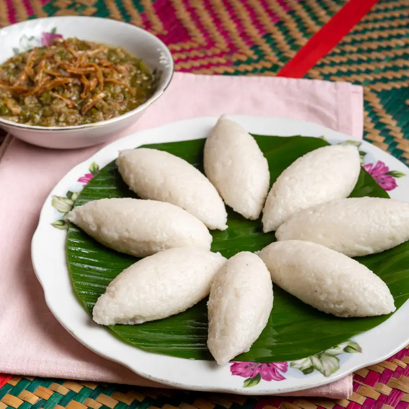 Sering dimakan bersama sambal hijau ikan bilis untuk berikan rasa pedas 