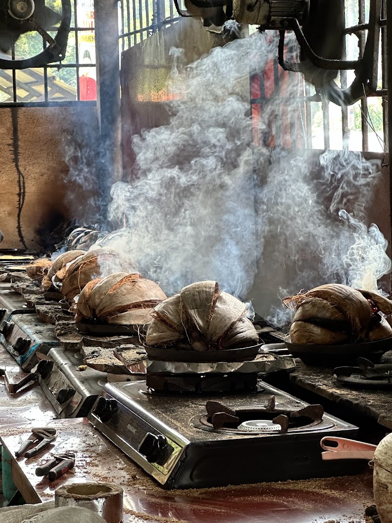 Cara membakar tradisional menggunakan sabut kelapa dipercaya memberi aroma tersendiri