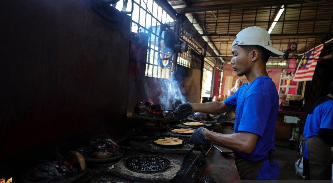 Syahrul turut memasarkan kuih di media sosial