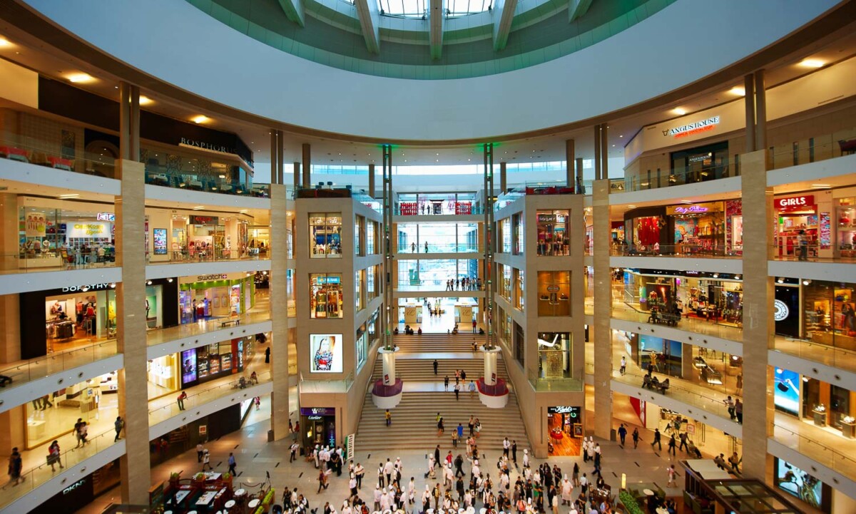 Shopping mall menjadi kegemaran ramai sering menjadikan sebagai tempat lepak