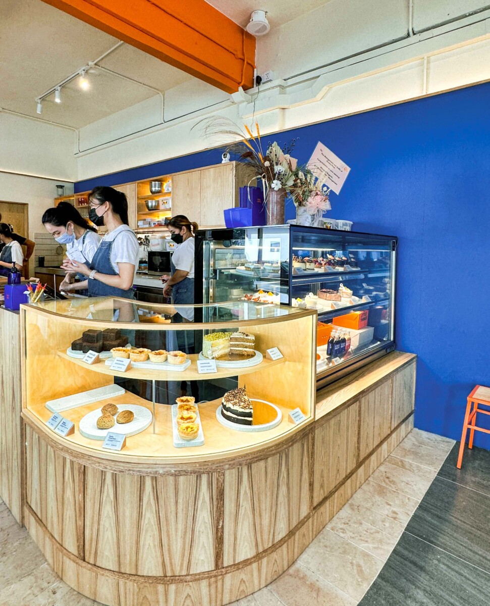 Kombinai warna biru, oren, kuning dan coklat menghasilkan vibe unik