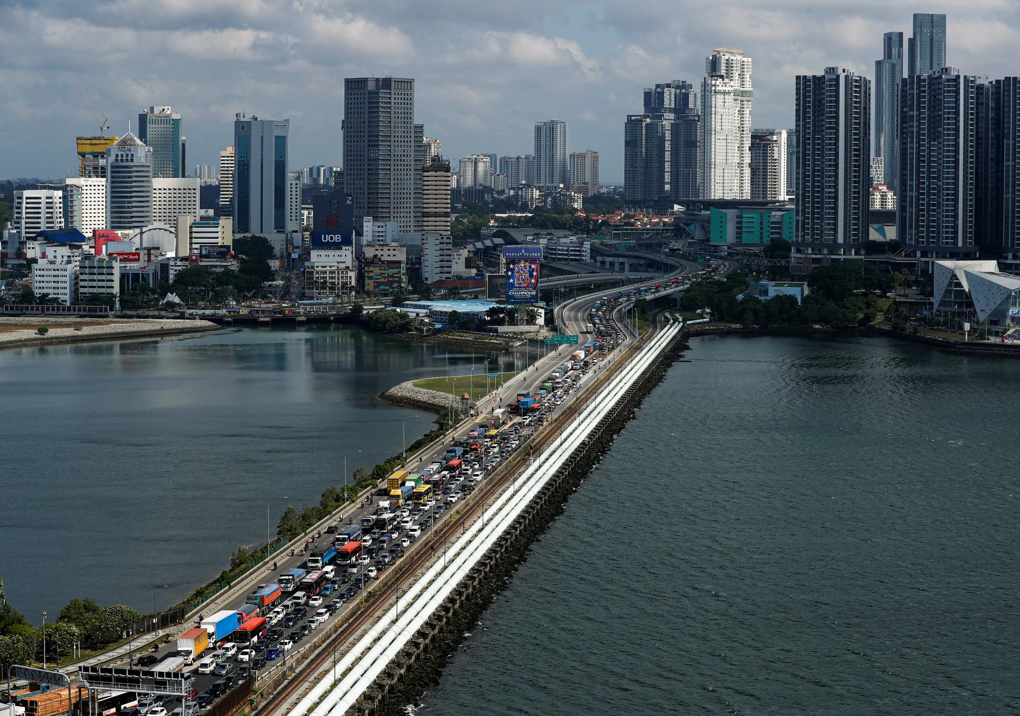 Umum mengetahui kesesakan di JB-Singapore Causeway memang panjang dan lama