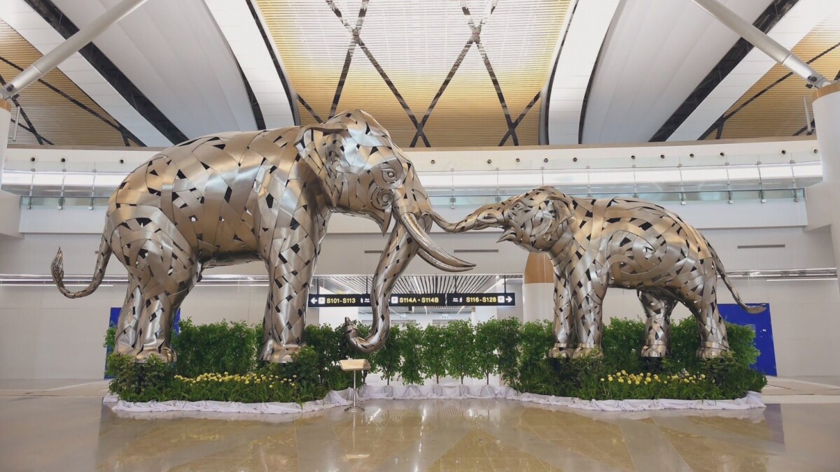 Arca gajah juga menjadi antara tarikan utama di lapangan terbang ini