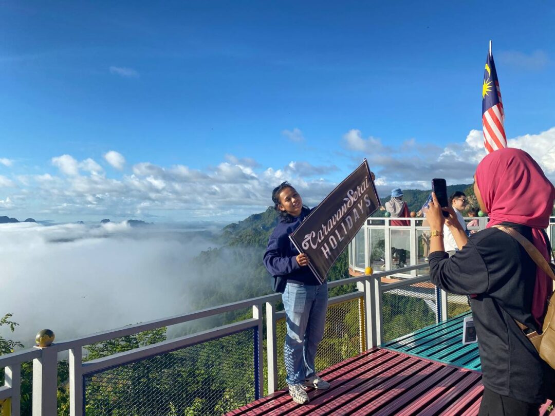 View point ini memberikan anda pemandangan luas melihat keindahan negeri indera kayangan