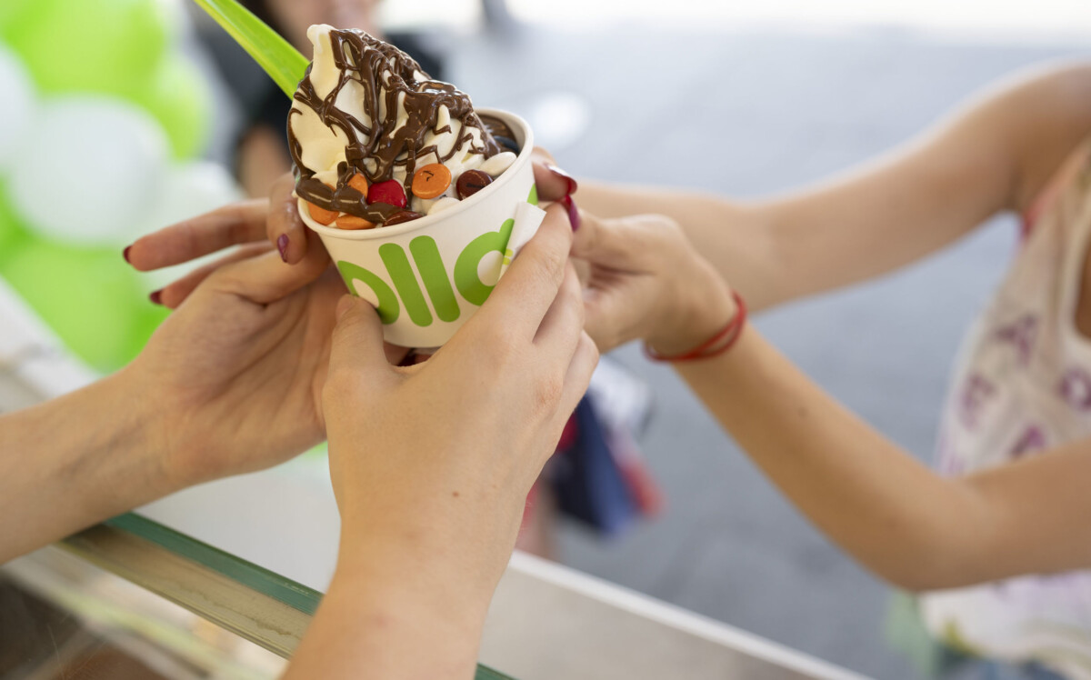 Coklat dan strawberi, kombinasi paling sempurna kan?