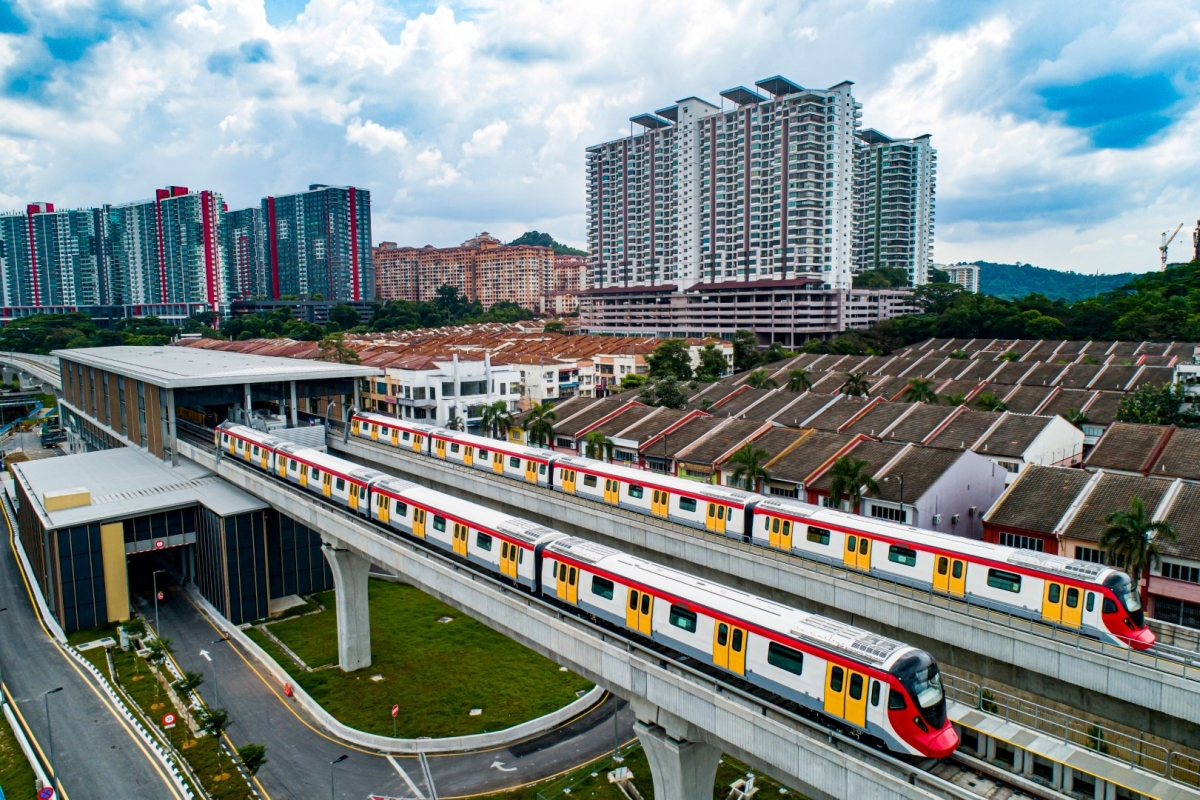 Menghubungkan penduduk dari Putrajaya, Bangi ke KL, laluan ini turut mempunyai beberapa shopping mall