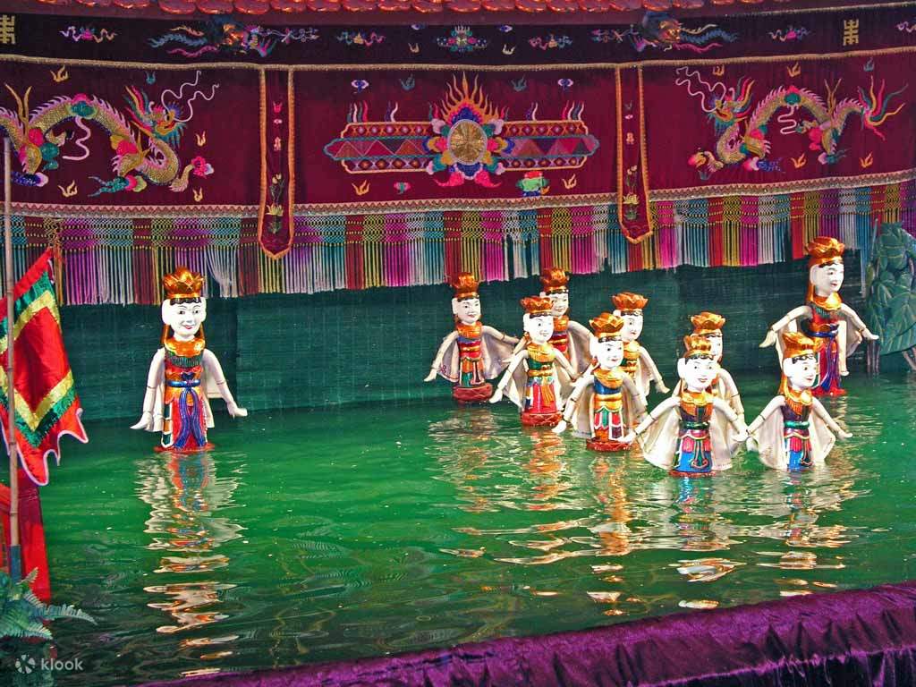 Di sini anda boleh nikmati persembahan teater air di Hanoi