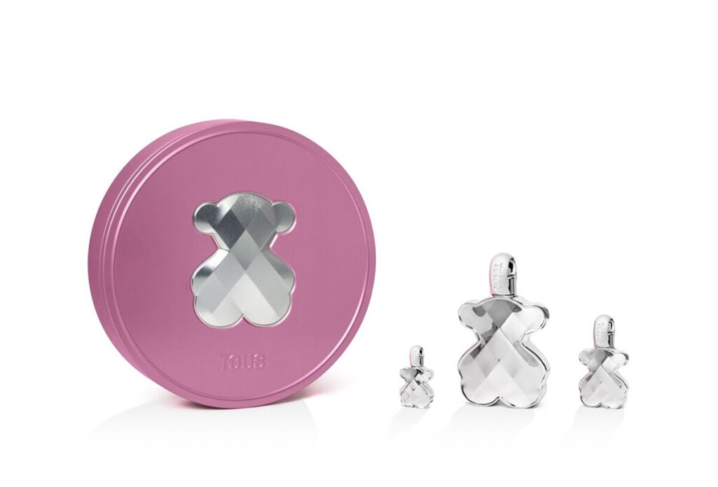 Wangian feminin dengan sentuhan musk dan sandalwood yang elegan.