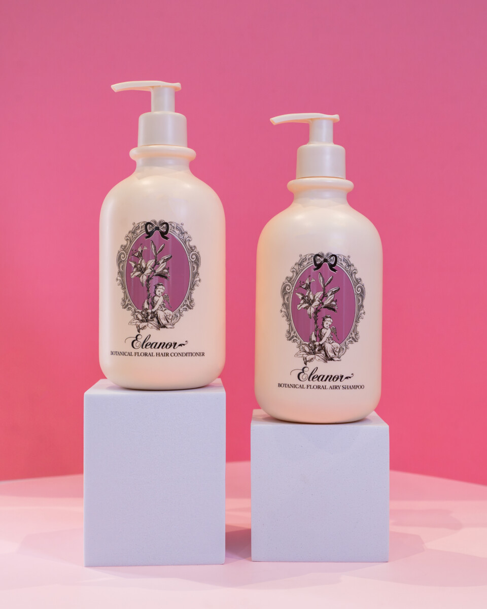 Dapatkan rambut yang lebih halus dan bersinar dengan Eleanor Botanical Floral Series.