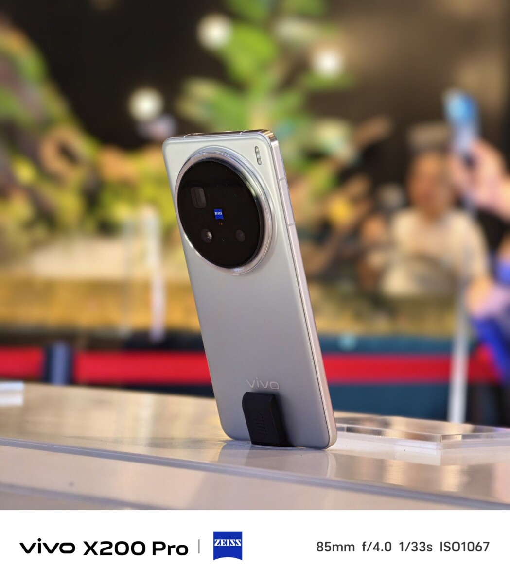 Kamera telefoto 200MP memastikan perincian kecil dirakam dengan sempurna.