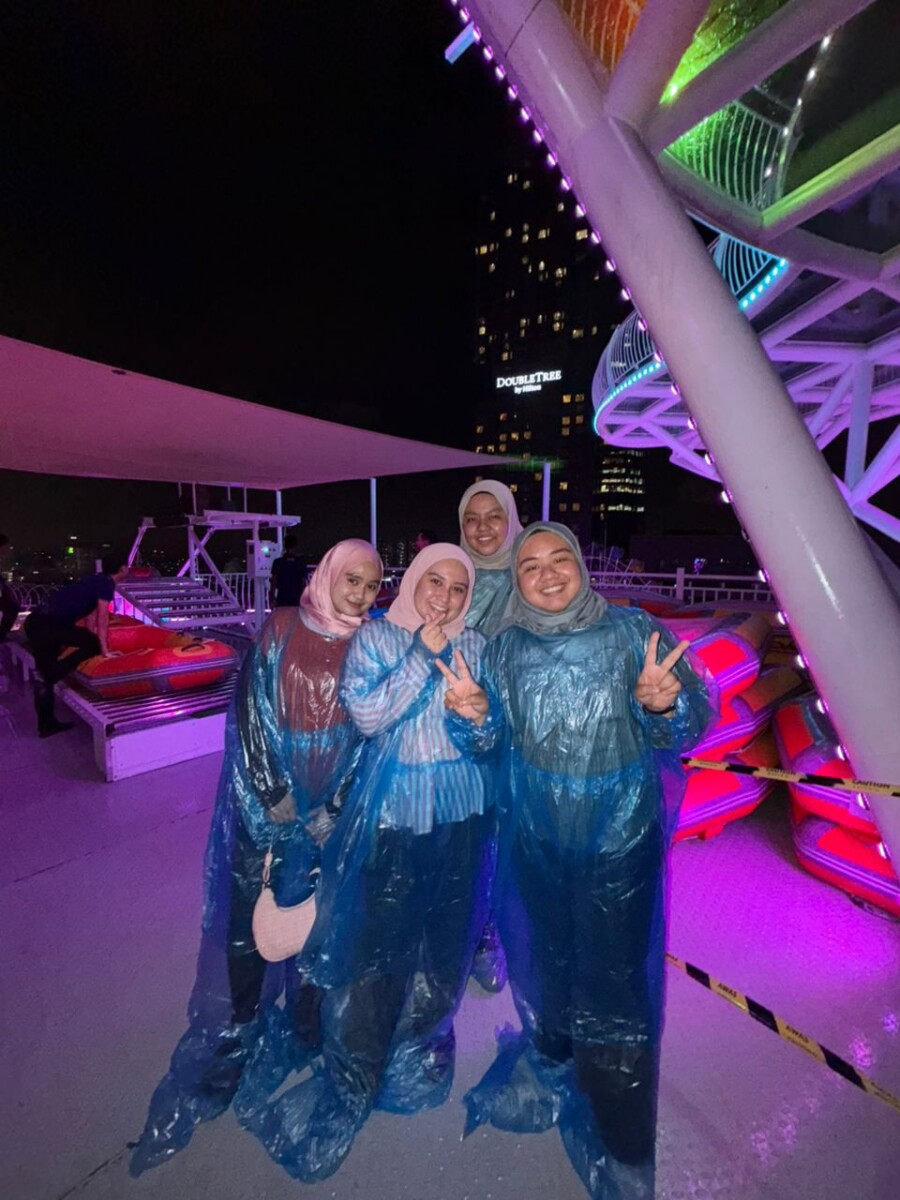 Bergambar Bersama Kawan-Kawan