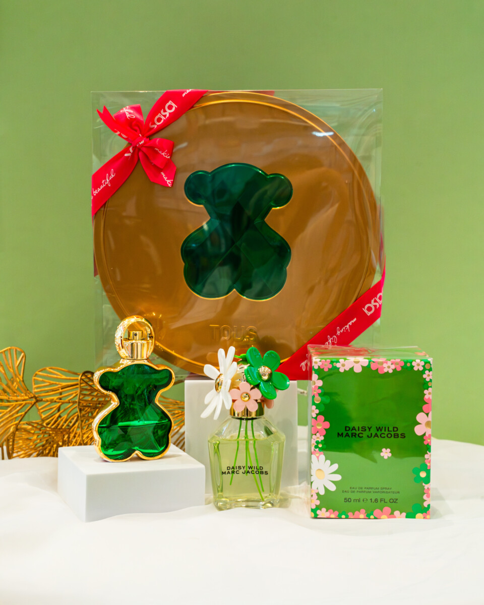 Ceriakan hari anda dengan keharuman Marc Jacobs – Daisy Wild EDP yang feminin dan TousLove Me Emerald 24 Set, teman setia setiap perjalanan.
