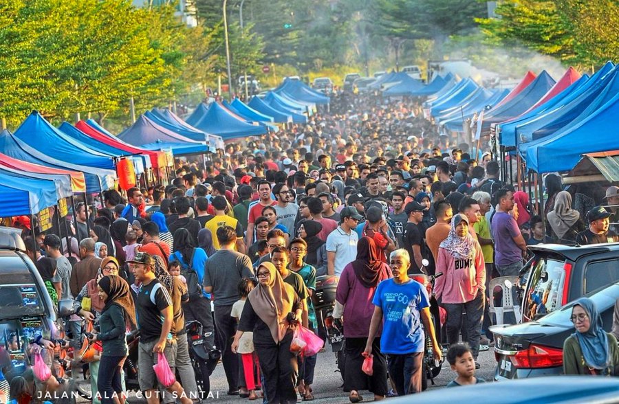 Dari juadah tradisional hingga hidangan moden, suasana di bazar Ramadan memang penuh warna dan keceriaan! 