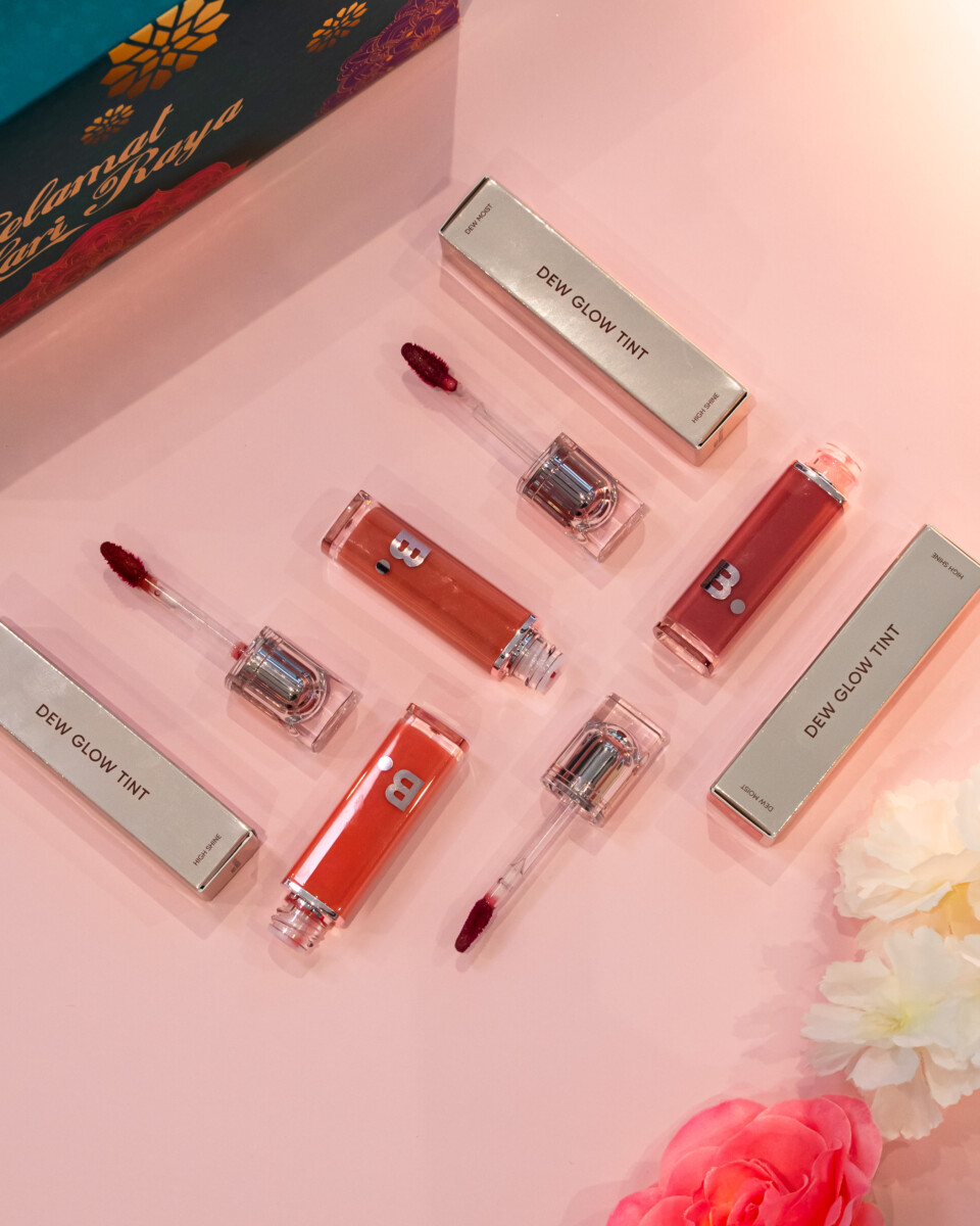 Tampil bergaya setiap hari dengan tiga produk hebat: Rom&nd untuk kelembapan, Cyber Colors untuk kesegaran, dan Banila Co Dew Glow Tint untuk sentuhan glossy.