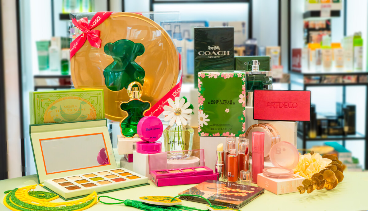 Raya tahun ini, tampil lebih berseri dengan produk kecantikan Sa Sa yang terbaik dan inovatif.