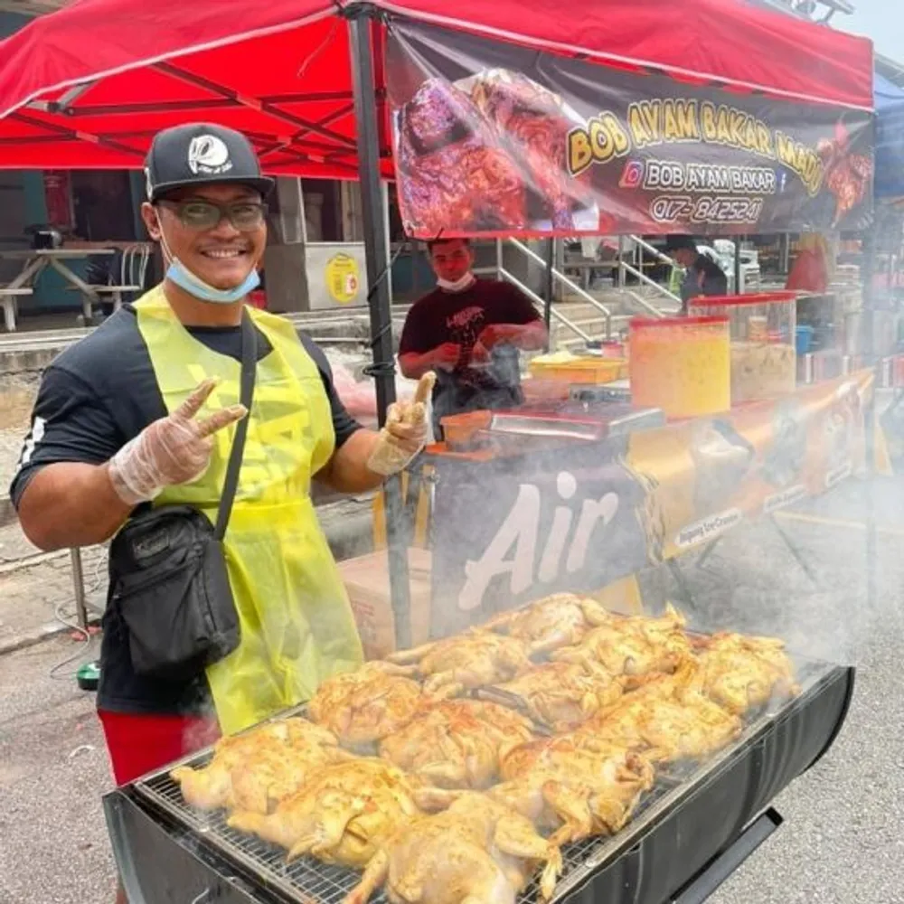 Garing di luar, juicy di dalam! Ayam bakar memang wajib ada untuk berbuka!