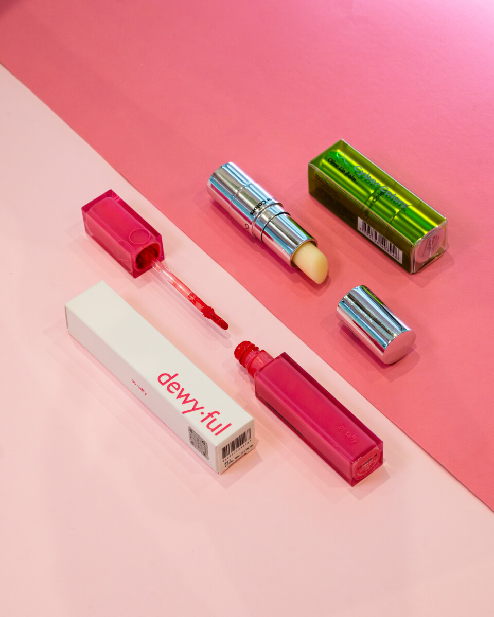 Gunakan Cyber Colors Olive Lip Balm untuk kelembapan, dan lengkapkan dengan Rom&nd Dewyful Water Tint untuk warna menawan! 