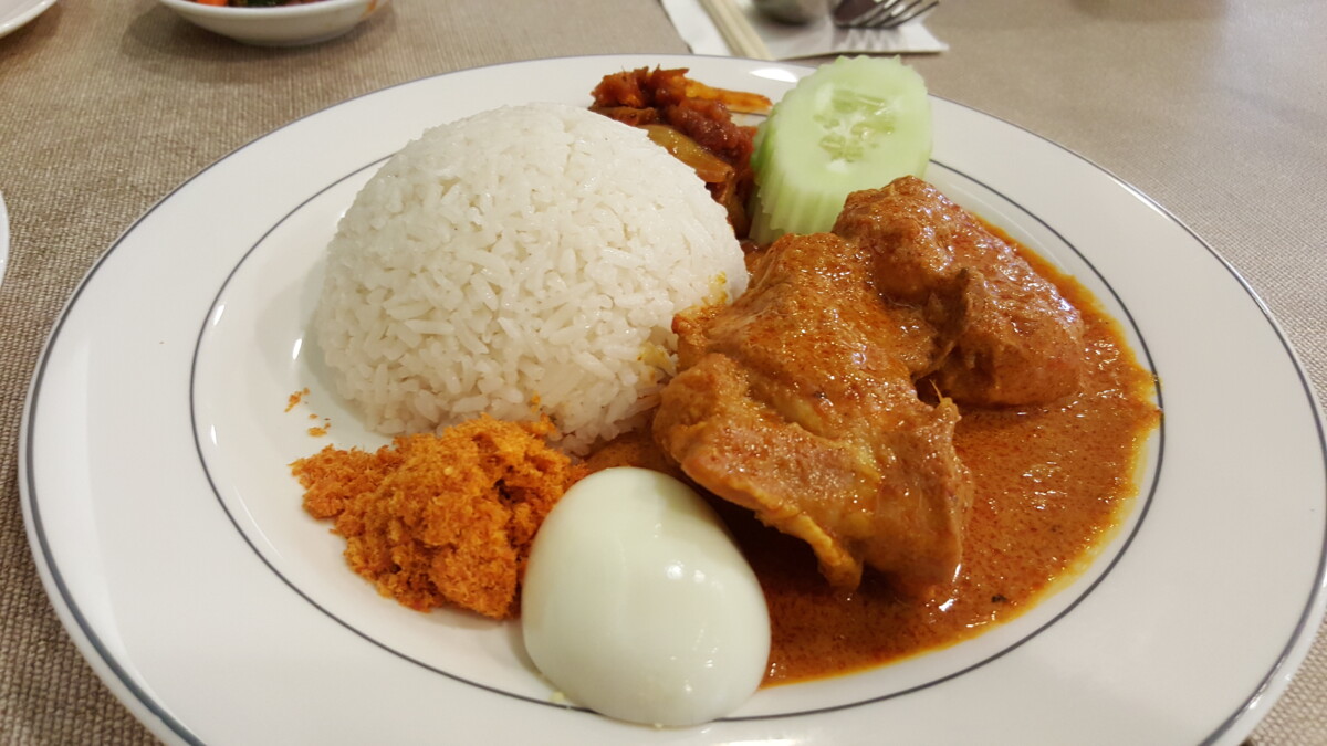 Dari dapur ke meja — Kari Ayam Malaysia disajikan panas-panas di Madam Kwan’s, antara tempat terbaik untuk rasa warisan ini! 