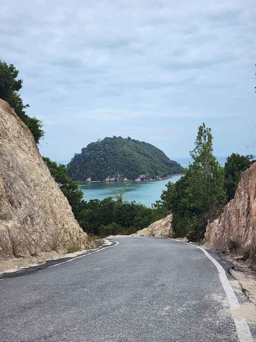 Ia terletak di Pantai Pasir Lanun, Mersing. Ikut saja laluan kecil yang berliku — terus jumpa pemandangan laut biru luas terbenta