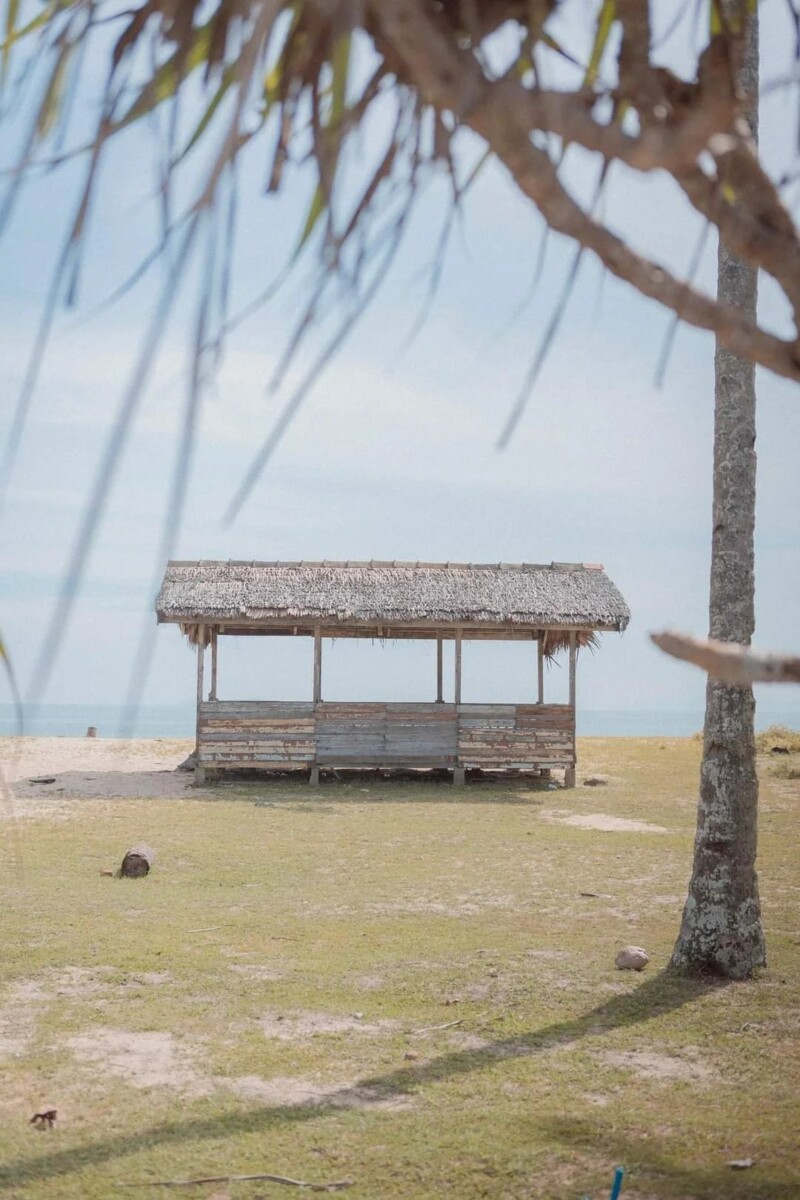 Tiada hotel tinggi, tiada deretan pelancong. Hanya desiran ombak, pasir putih, dan ketenangan yang menyapa jiwa. 