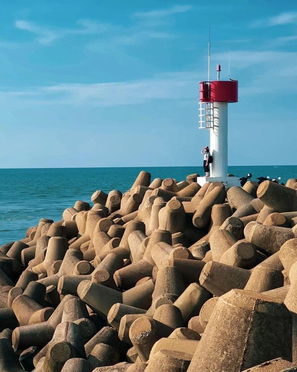 Marang Wave Breaker, spot cantik tepi laut — langit biru, awan putih, laut terbentang. Memang wajib singgah!