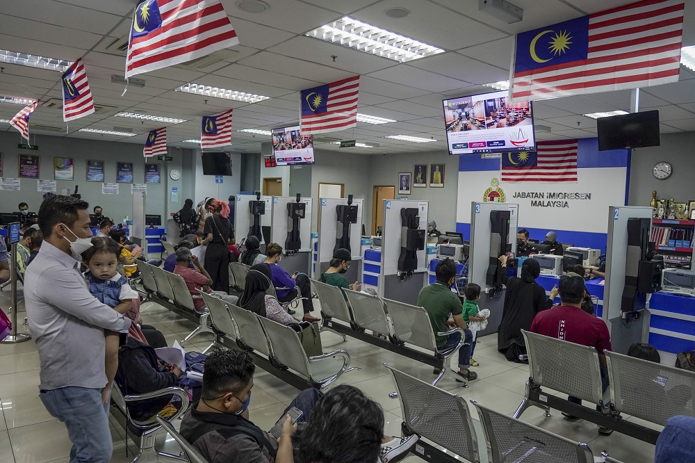 Kalau pasport hilang, cepat buat laporan di Jabatan Imigresen Malaysia. 