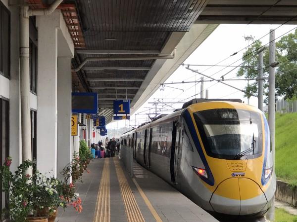 Stesen Padang Besar — Titik sempadan penting dalam perjalanan KL-Bangkok, tempat penumpang menyeberang antara dua dunia.