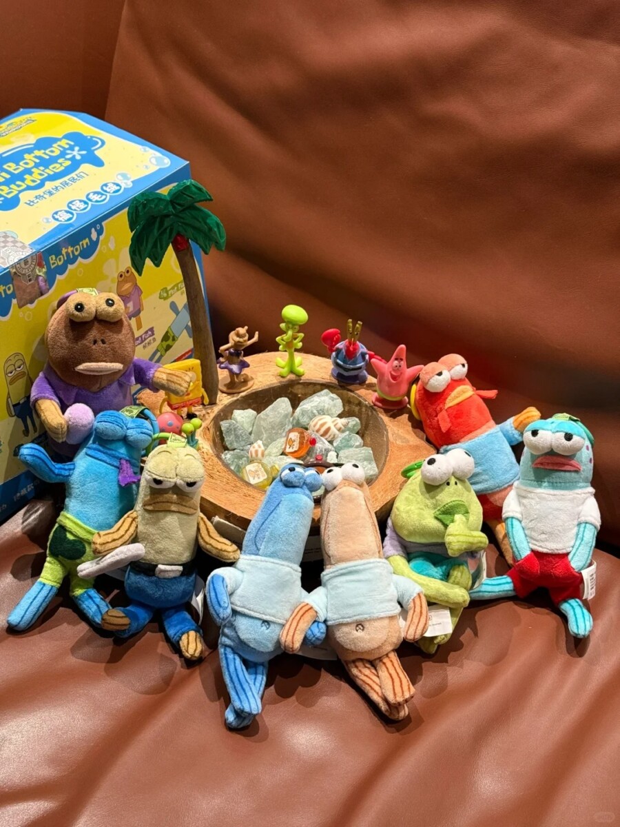 Bukan plush biasa. Ini gaya hidup Gen Z yang pelik tapi padu.