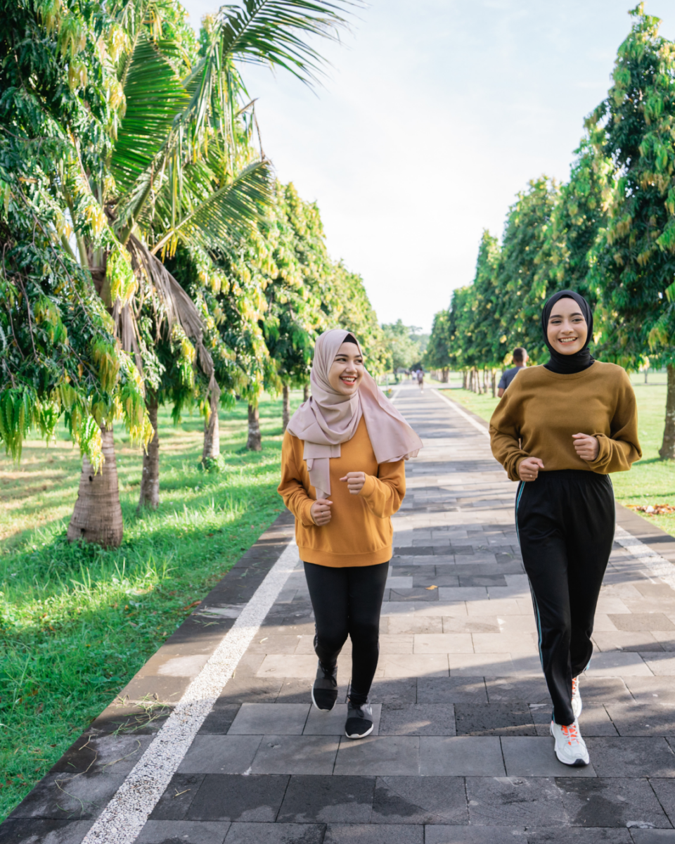 Kini, banyak taman awam di Lembah Klang boleh diakses mudah melalui MRT/LRT. Jalan kaki je dari stesen – tak perlu drive pun!